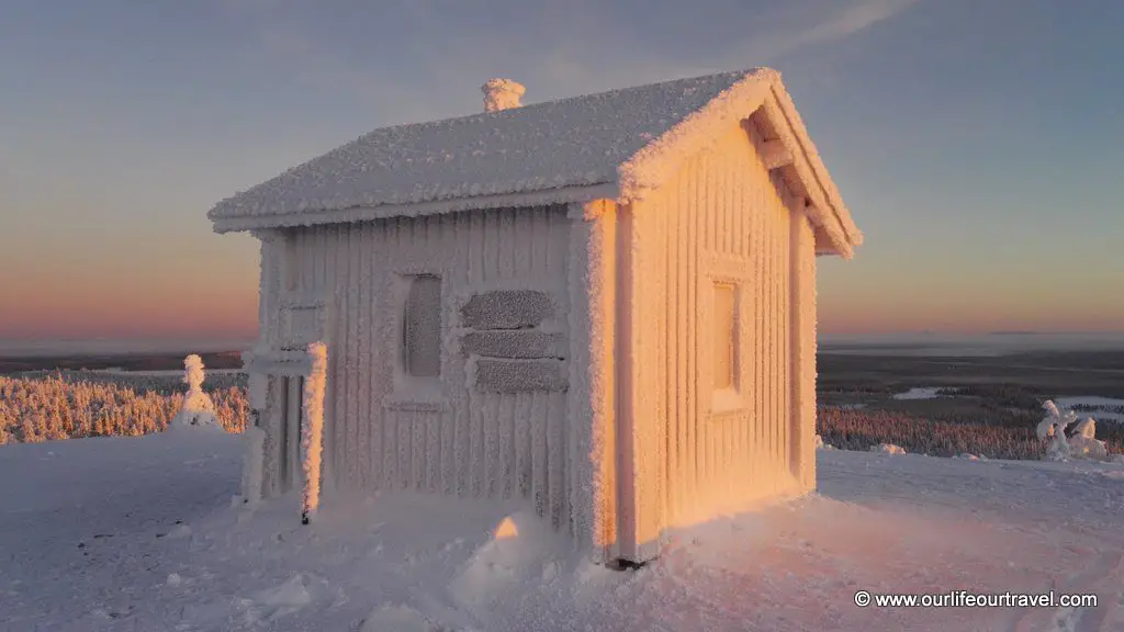 päivätupa - day trip hut in winter time in lapland - finland suomi
