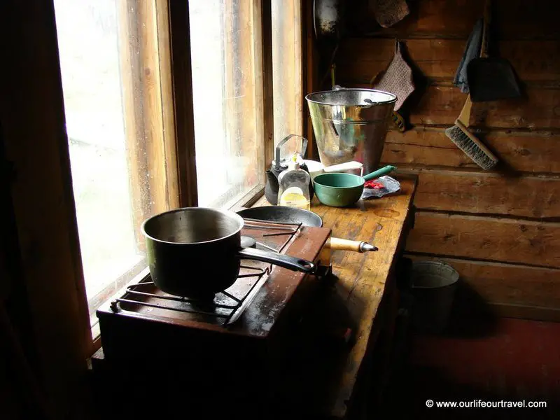 An open wilderness hut cooking facilities