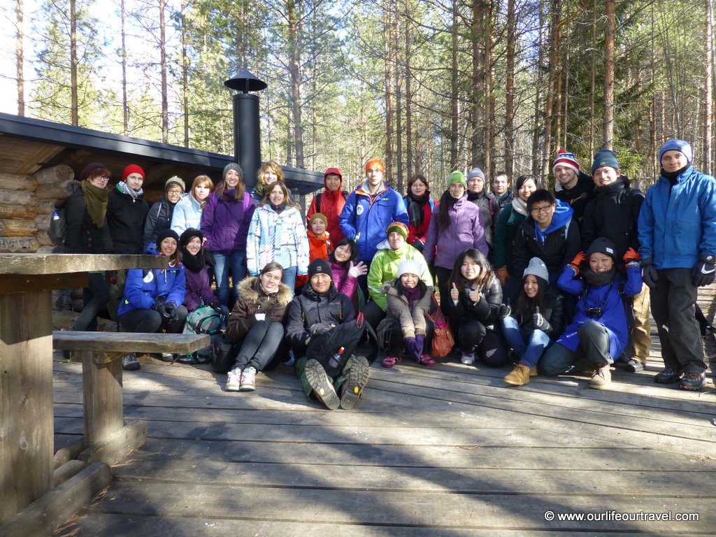 group-hiking-national-park-petkeljärvi-finland