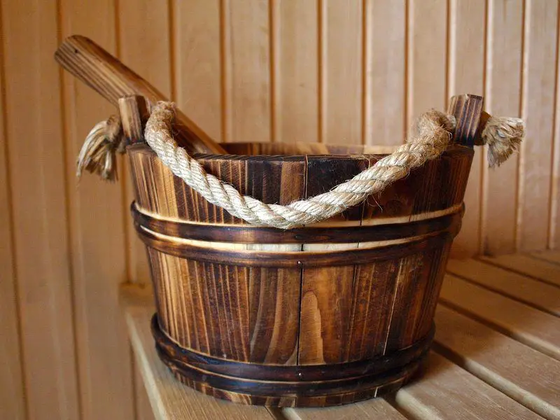 How to sauna accessories: wooden water bucket